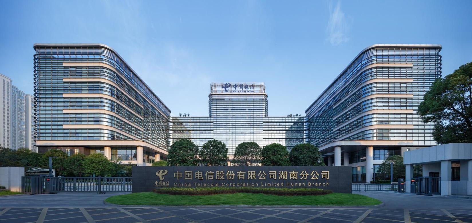 公司承建的湖南信息園（調(diào)度大樓、通信機(jī)房、地下室、附屬樓）工程榮獲兩項(xiàng)（土建、安裝）中國(guó)建設(shè)工程魯班獎(jiǎng)